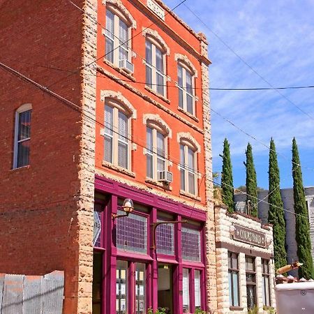 Bisbee Brownstone Suites Bagian luar foto