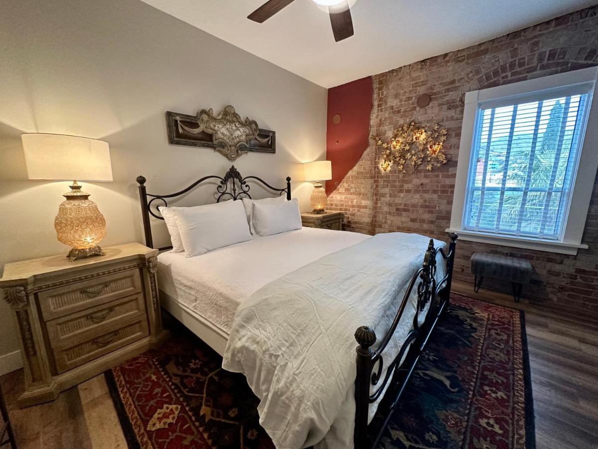 Bisbee Brownstone Suites Bagian luar foto