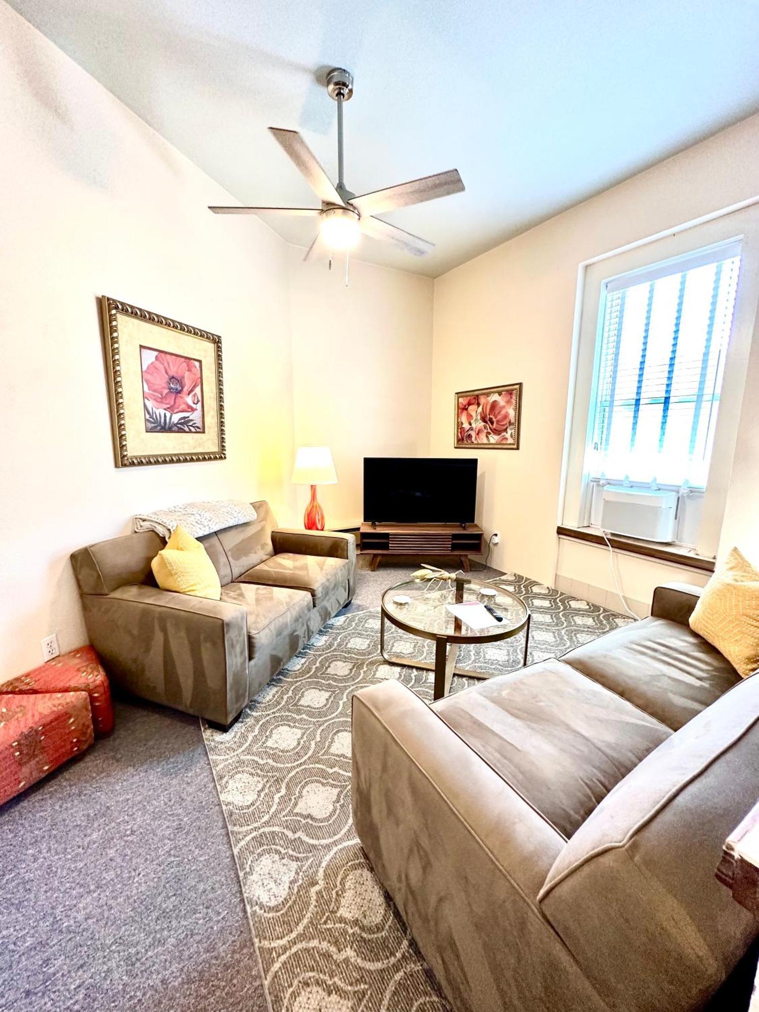 Bisbee Brownstone Suites Bagian luar foto