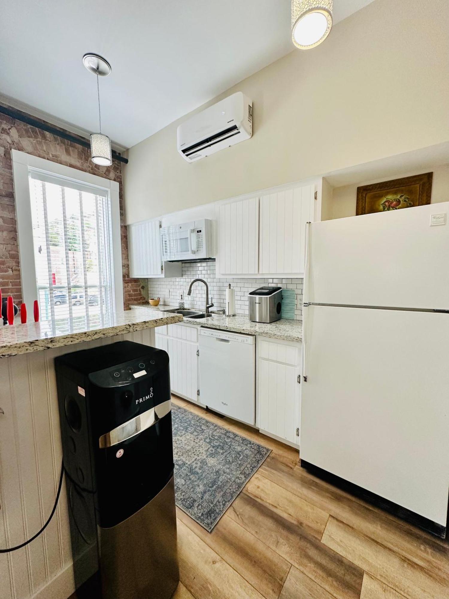 Bisbee Brownstone Suites Bagian luar foto