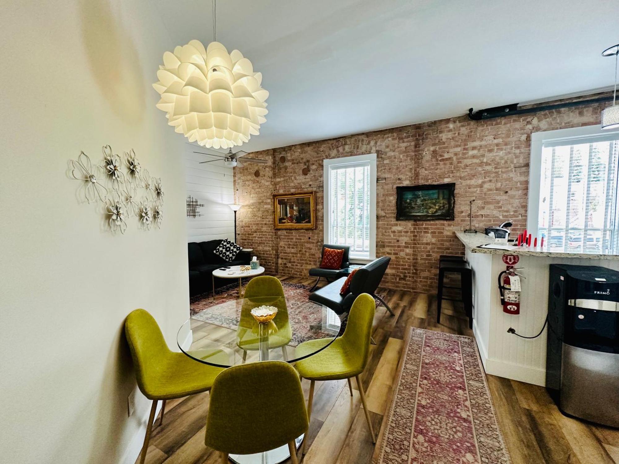 Bisbee Brownstone Suites Bagian luar foto