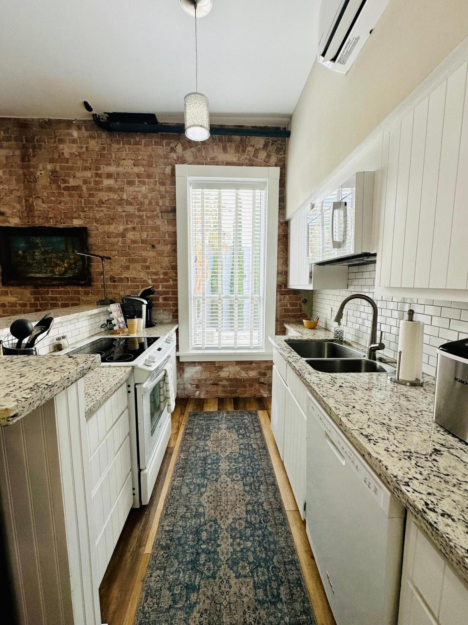 Bisbee Brownstone Suites Bagian luar foto