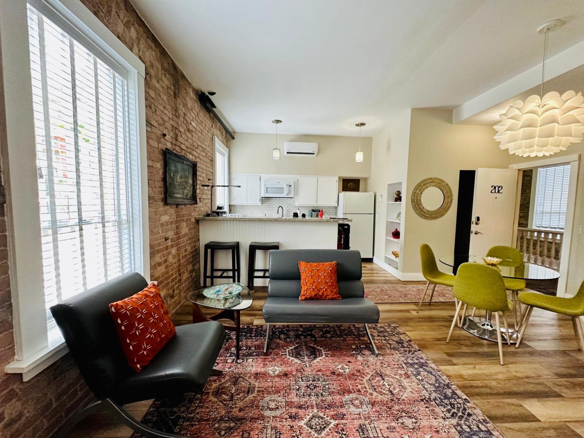 Bisbee Brownstone Suites Bagian luar foto