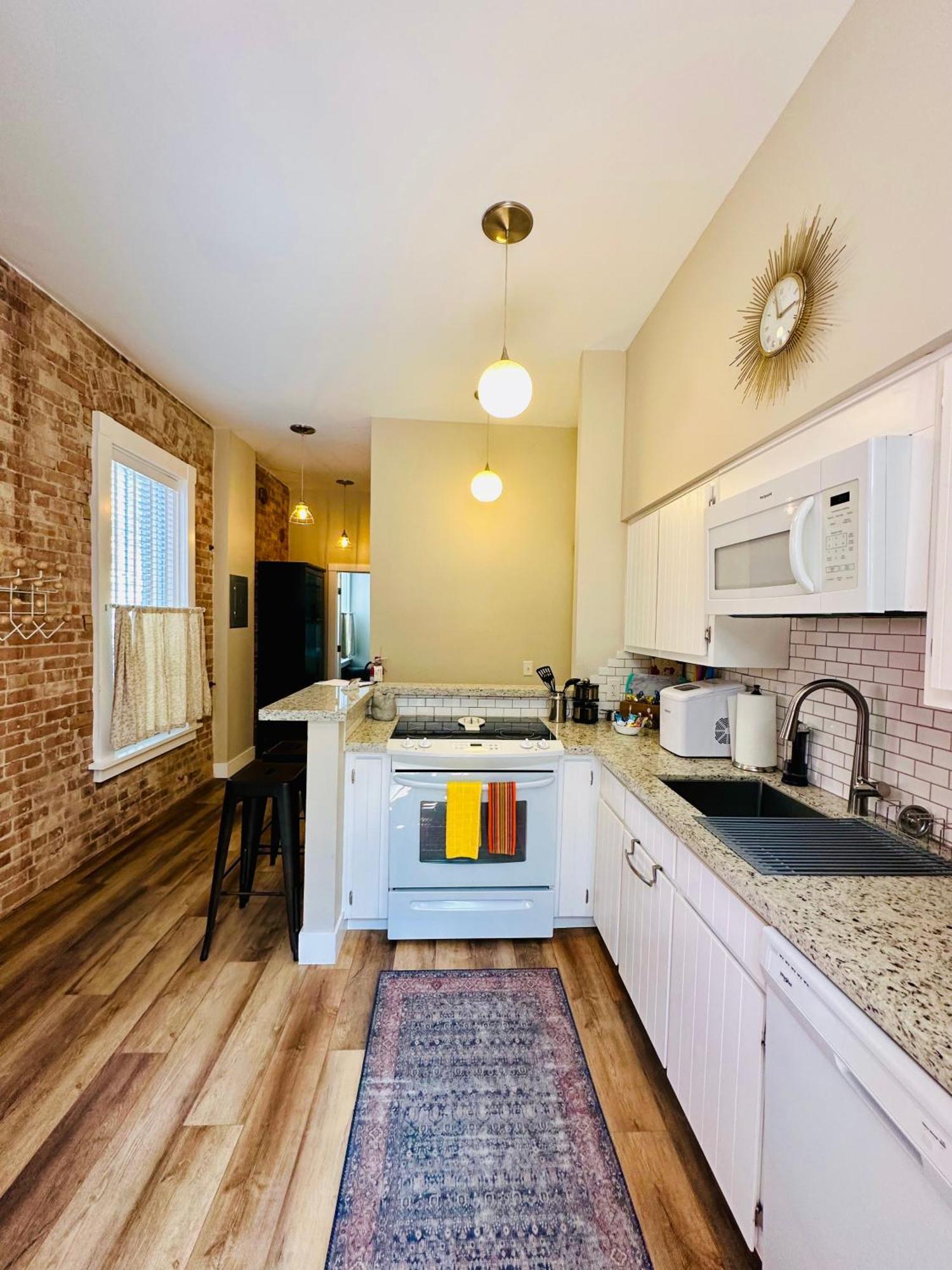 Bisbee Brownstone Suites Bagian luar foto