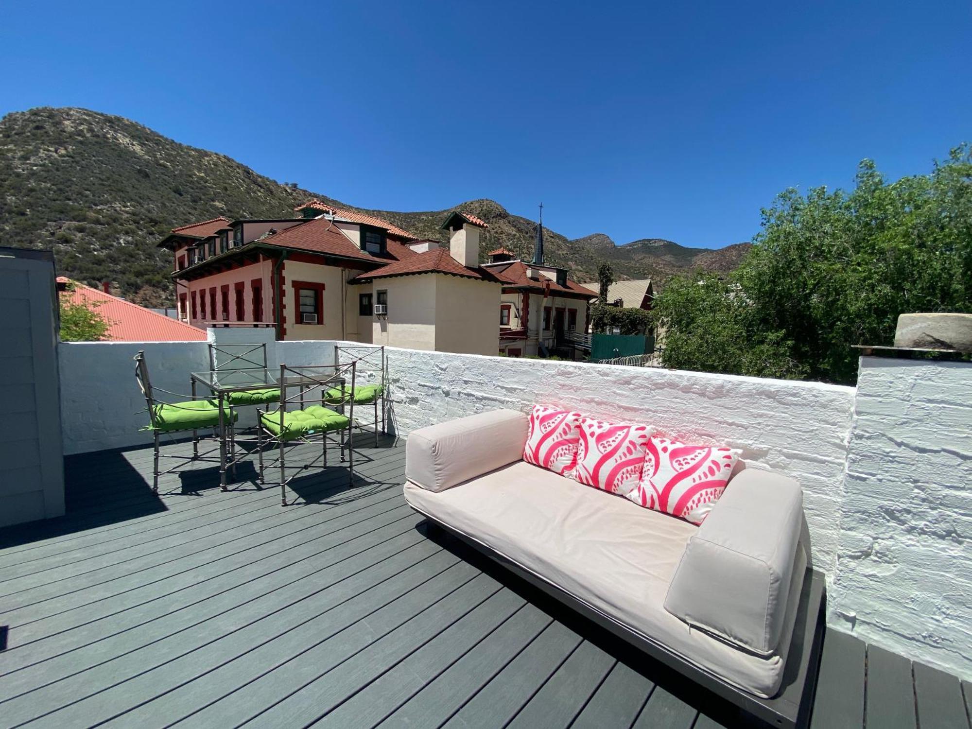 Bisbee Brownstone Suites Bagian luar foto