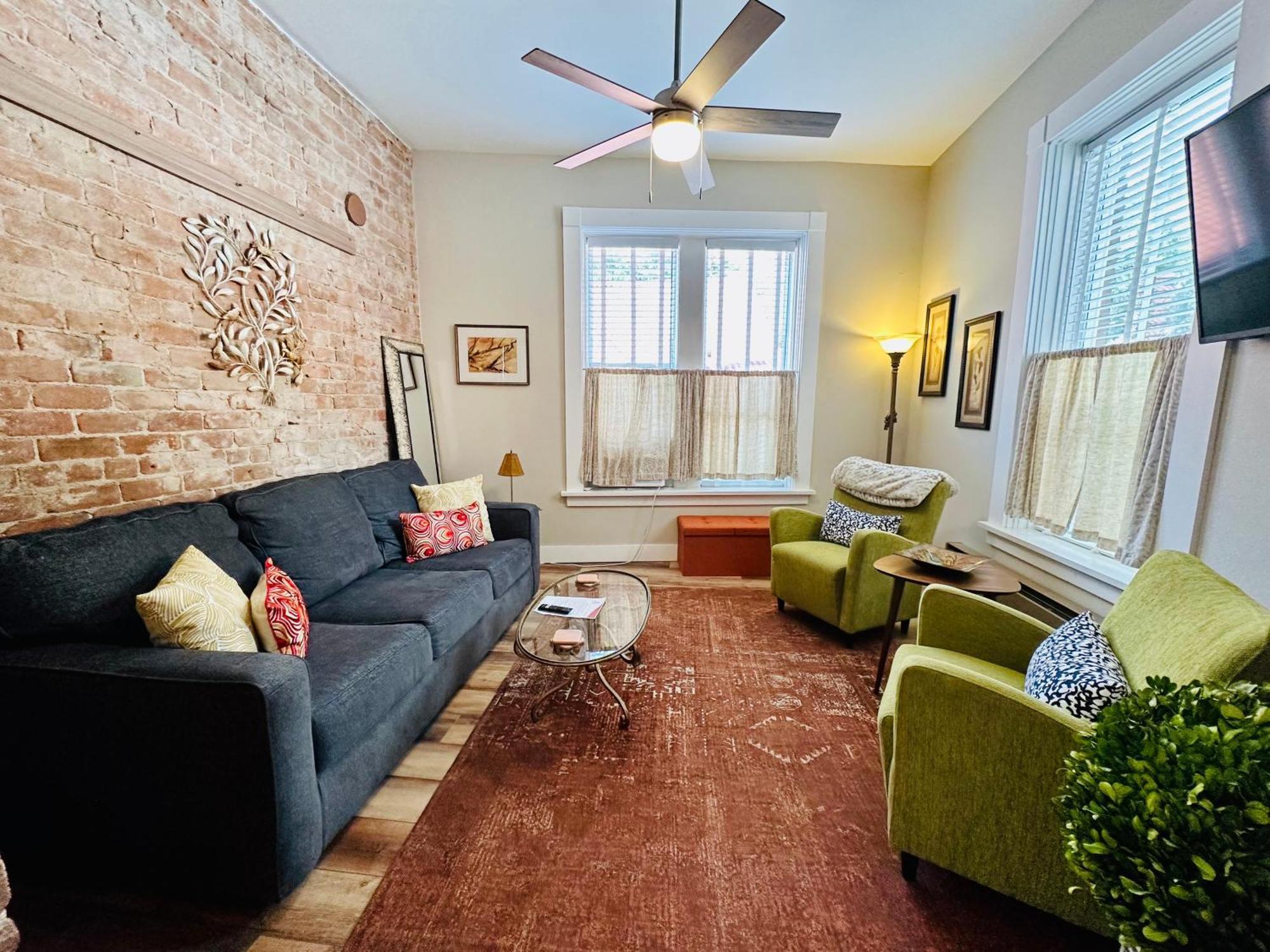 Bisbee Brownstone Suites Bagian luar foto