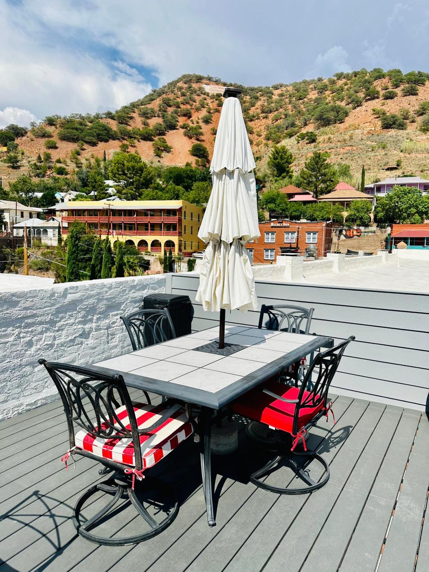 Bisbee Brownstone Suites Bagian luar foto