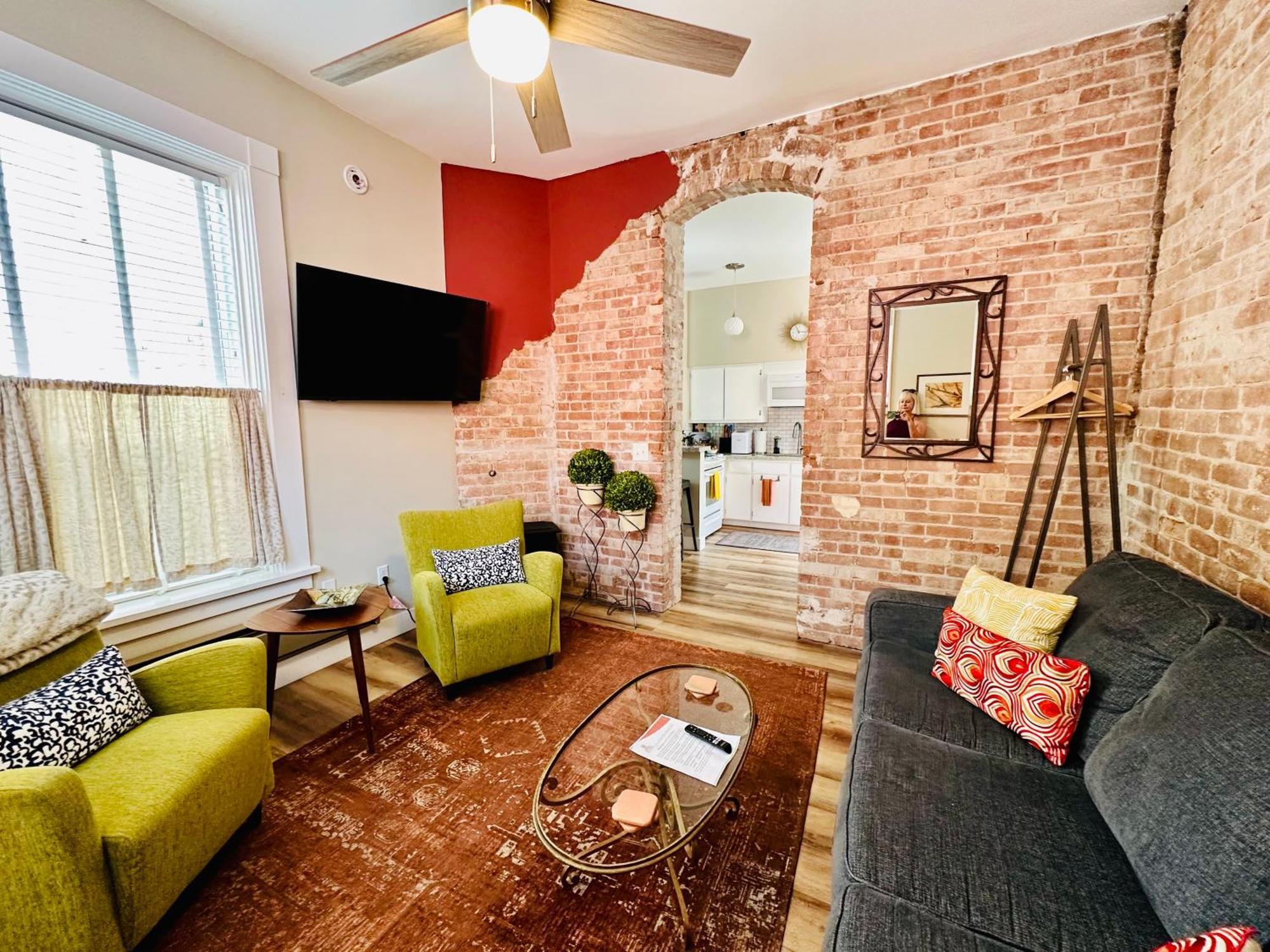 Bisbee Brownstone Suites Bagian luar foto