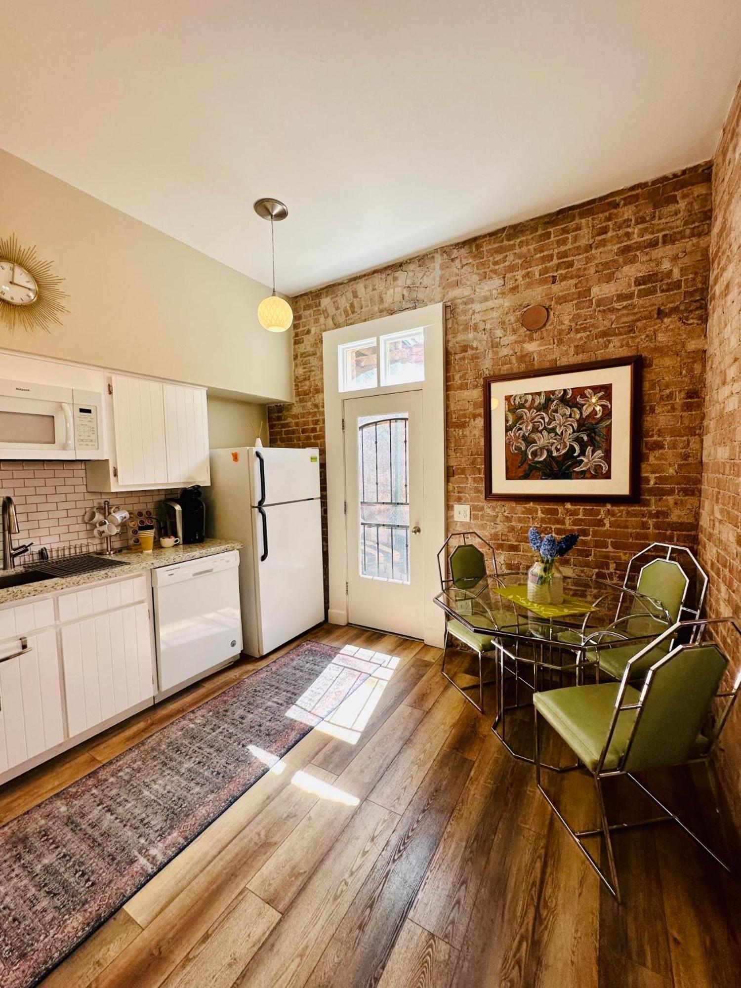 Bisbee Brownstone Suites Bagian luar foto