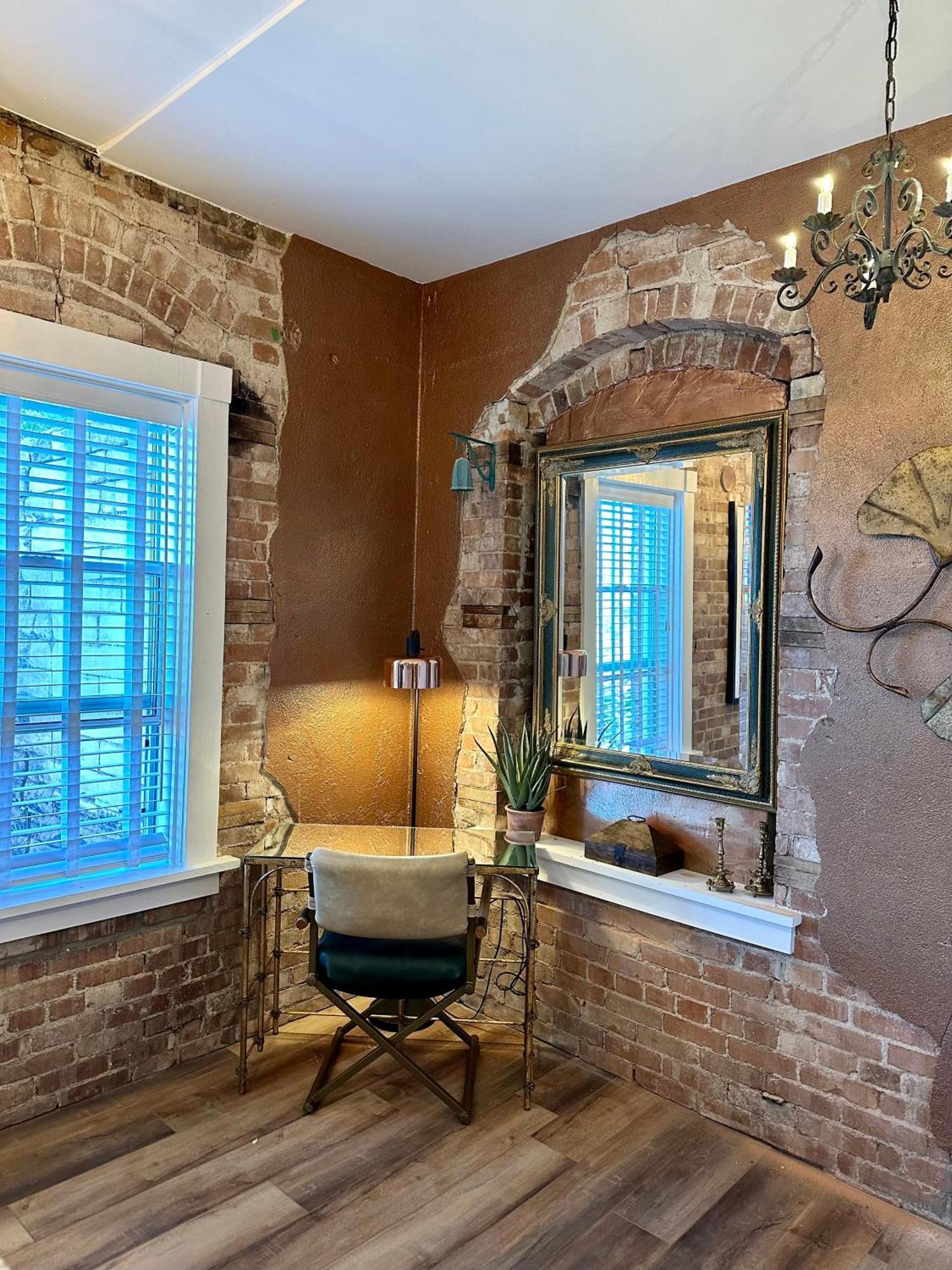 Bisbee Brownstone Suites Bagian luar foto