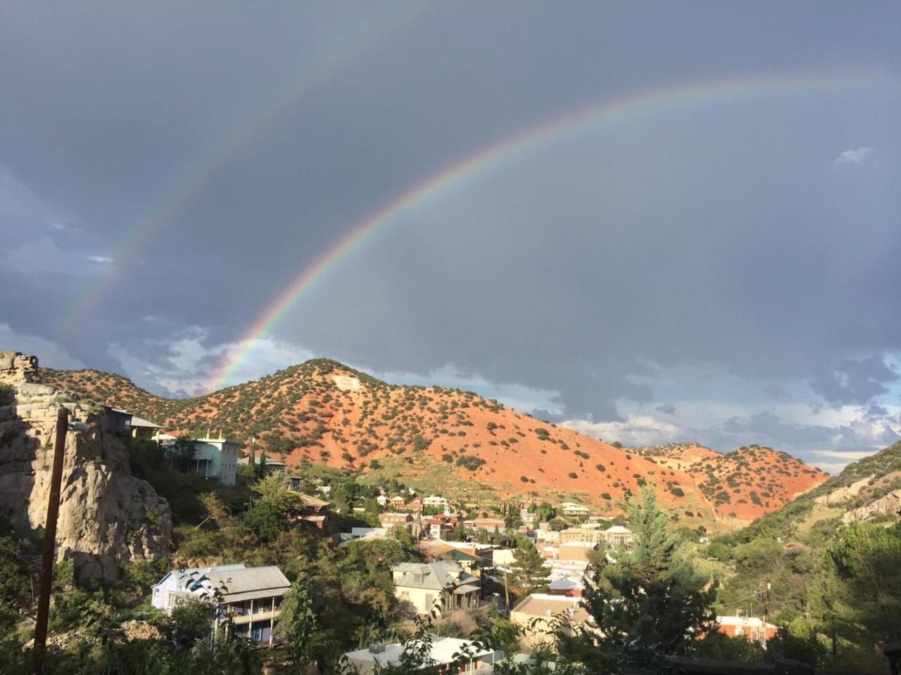 Bisbee Brownstone Suites Bagian luar foto