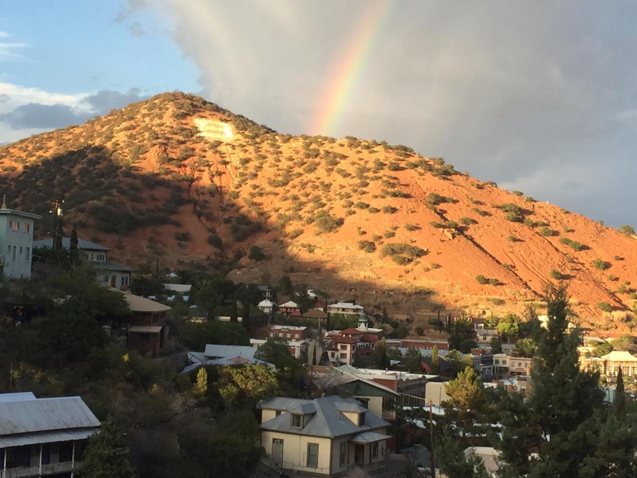 Bisbee Brownstone Suites Bagian luar foto