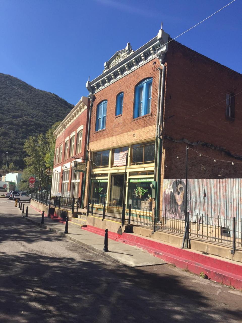 Bisbee Brownstone Suites Bagian luar foto