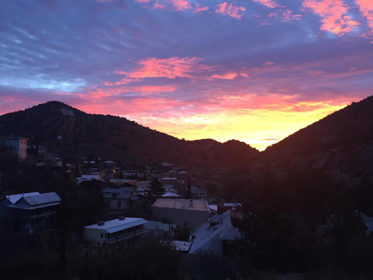 Bisbee Brownstone Suites Bagian luar foto