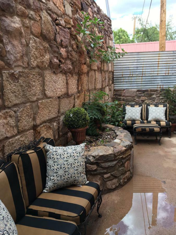 Bisbee Brownstone Suites Bagian luar foto