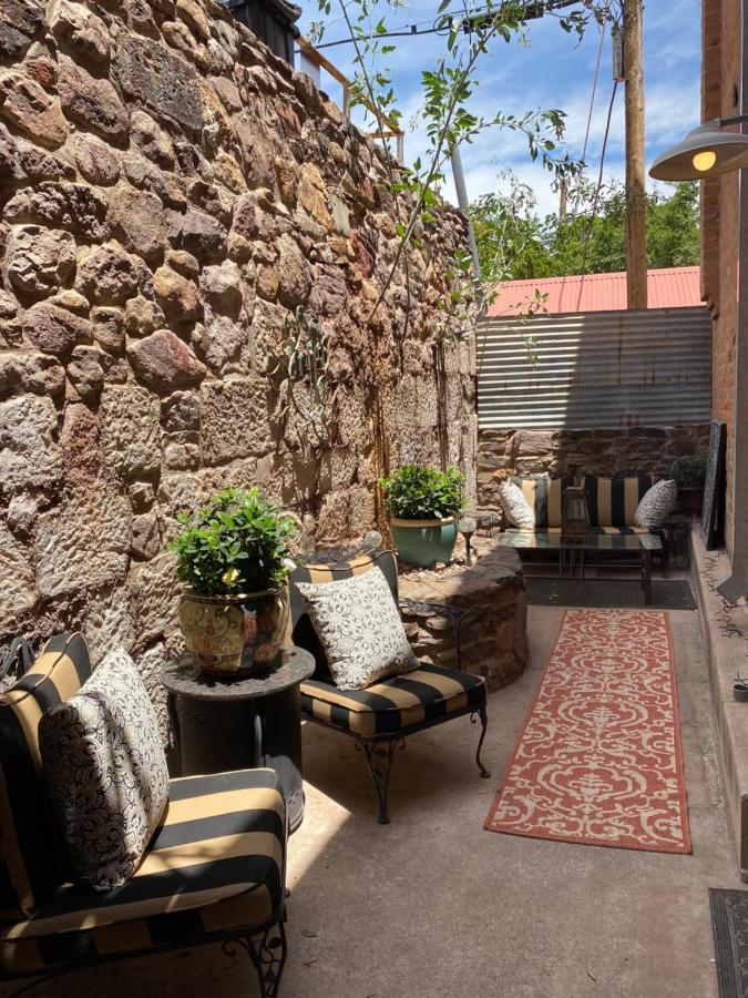 Bisbee Brownstone Suites Bagian luar foto